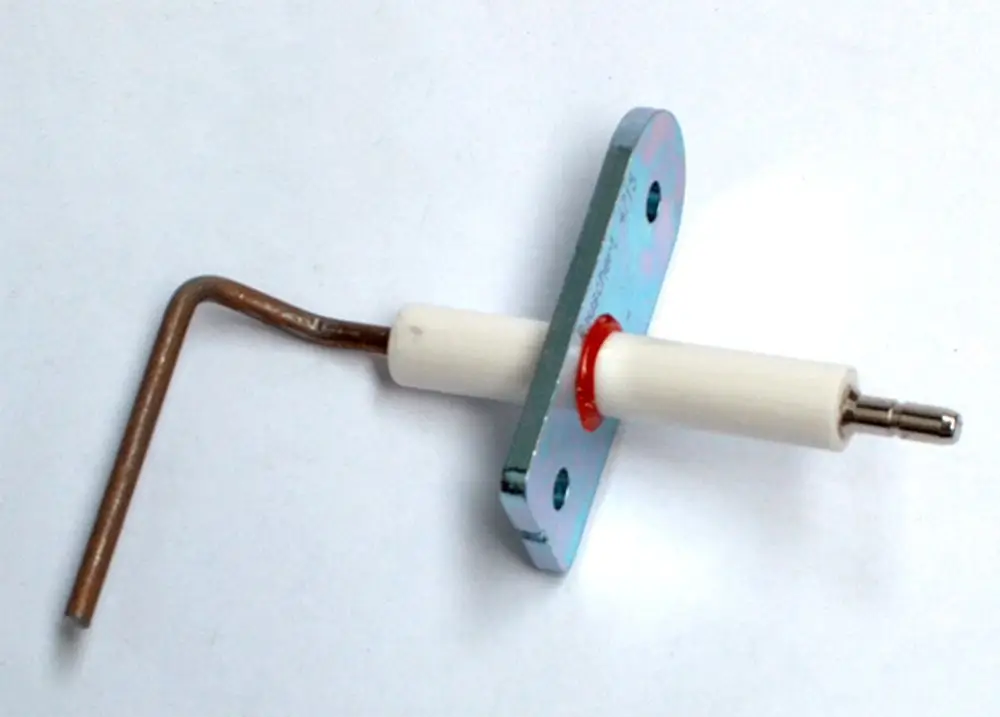Daikin Ionisationselektrode mit Dichtung, passend für kompakte Heizgeräte. Metallische Halterung mit einer weißen Isolierung und einem abgewinkelten Anschluss.
